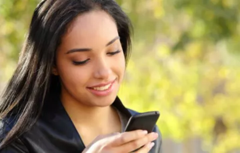 Cambian sus 'smartphones' por los viejos teléfonos con tapa