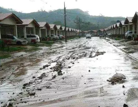 Calle en nueva barriada se llenó de tierra tras fuerte lluvia en Cerro Tigre