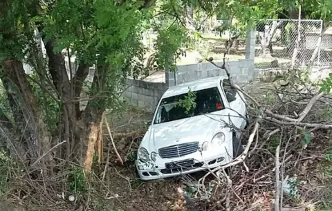 Se salva de milagro tras perder el control del auto en Chorrerita de Penonomé
