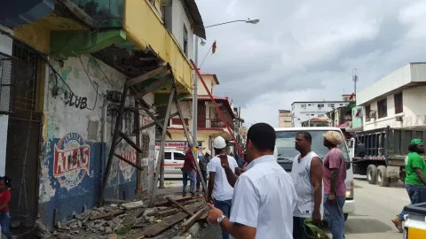 Colapsa balcón de viejo caserón en calle Amador Guerrero de Colón