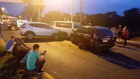 Cuatro heridos deja colisión entre dos camionetas y bus pirata en Cerro Silvestre