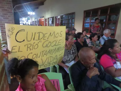 Conflicto entre grupos por aguas servidas en La Pintada