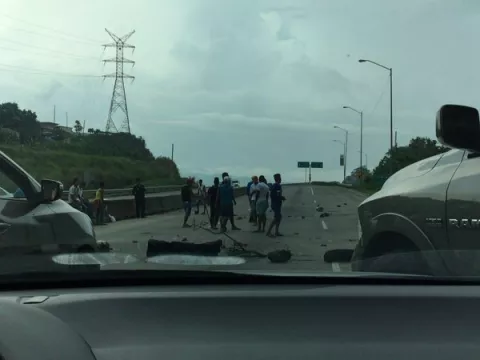 Cierran un tramo del corredor norte a punta de piedras y palos