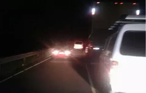 Policías custodian la vía para impedir que indígenas cierren en Gualaquita