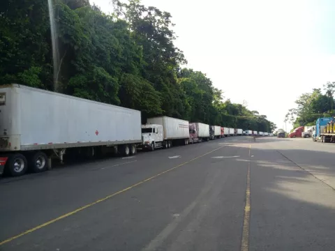 Transportistas de carga denuncian lentitud para trámites en Paso Canoas