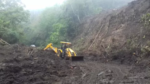 Moradores del Banco de Rovira incomunicados por deslizamientos de tierra