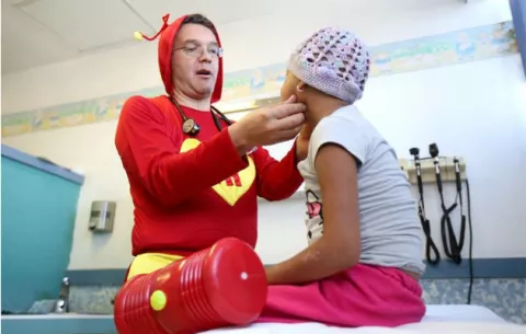 Vestido de superhéroe, médico lleva alegría a niños con cáncer en México