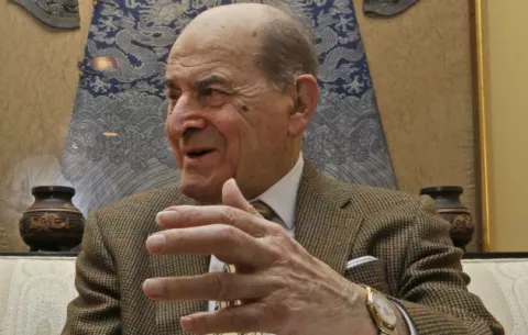 El doctor Heimlich usa por fin el método al que dio nombre 