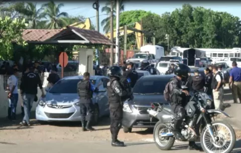 Capturados al intentar tirar droga dentro de cárcel de Aguadulce 