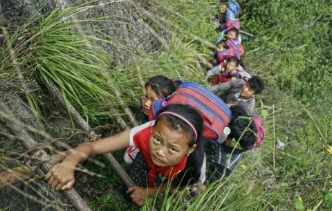 Aldea china podría recibir escaleras para evitar un barranco 
