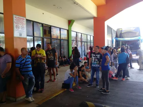 Continúa éxodo de cubanos desde Chiriquí hacia el aeropuerto de Tocumen