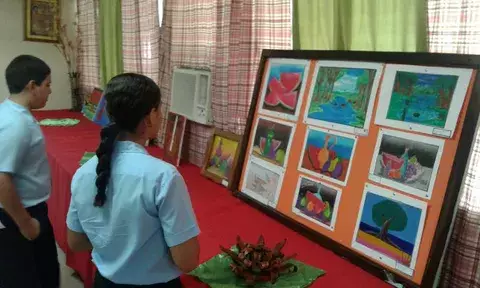 Celebran aniversario de colegio en Guararé con Expo pictórica Estudiantil