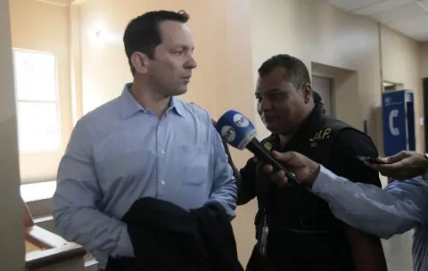 "Qué tal si les digo que hoy rompo mi silencio", Guillermo Ferrufino