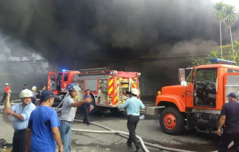 Bomberos combaten fueron en local comercial, en David
