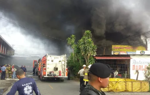 Incendio consume local comercial en David