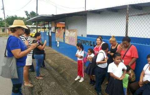 Paralizan clases en escuela de Gatuncillo y pide reunión con ministra de Educación
