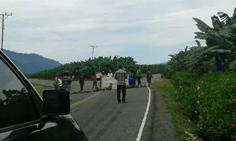 Indígenas cierran calle que va desde Guabito hasta Las Tablas en Bocas del Toro
