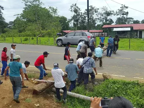 Indígenas cierran la vía en Gualaquita, Chiriquí Grande