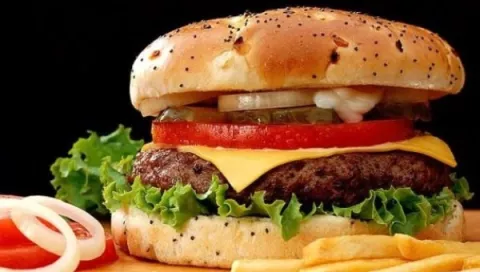 Un hombre mata a su hermano por una hamburguesa con queso