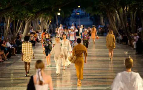 Desfile de Chanel lleva brillo de la moda de vuelta a Cuba