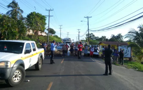 Residentes de Vista del Mar cierran acceso a costa arriba, Colón, por un hueco