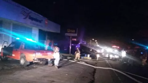 Incendio consume bodega en sector de Paso Canoas