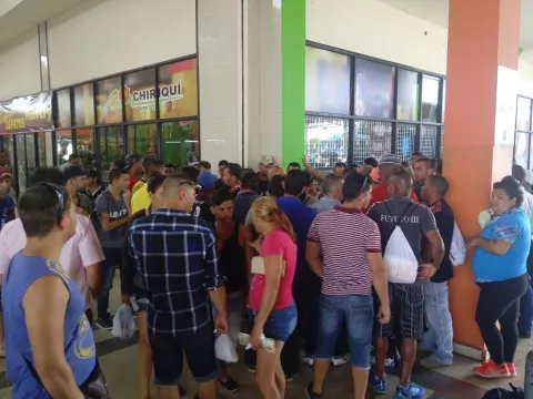 300 cubanos no tienen dinero para viajar a México