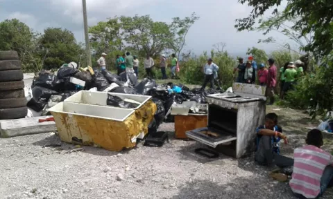 Utilizan mirador de cerro La Cruz en El Valle de Antón para botar basura