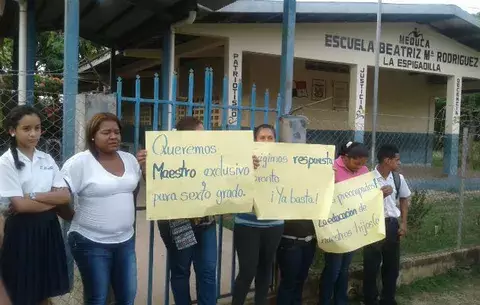 Padres de familia de la escuela de La Espigadilla exigen nombrar docente