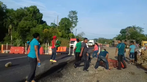 Cierran vía en La Pita tras incumplir empresa que construye la David-Santiago