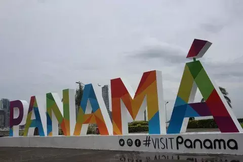 Vandalizan un parador fotográfico en la cinta costera