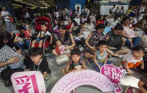 Madres lactantes se unen para pedir el fin de su discriminación en Hong Kong
