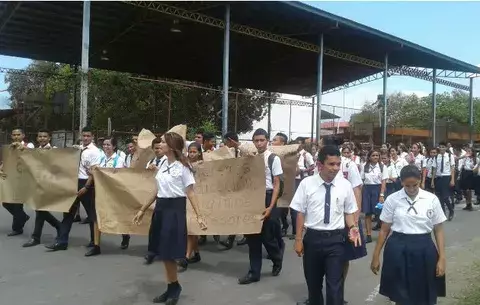 Estudiantes del Tejada Roca piden respuesta al Meduca, faltan docentes 