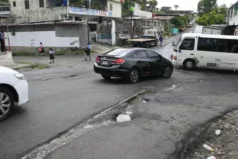 Alcalde pide a gritos al MOP que arregle calles en San Miguelito