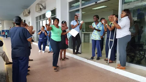 Trabajadores de la CSS y Minsa en Colón se quejan de sofocante calor