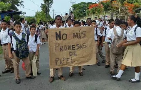 Estudiantes de IPT El Silencio trancan la vía por incumplimiento del Meduca