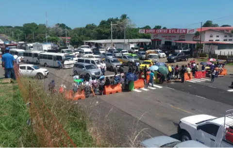 Otra vez cierran la vía en oriente chiricano para exigir construcción de puente