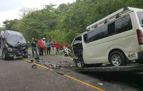Once heridos deja choque entre 'pick-up' y busito en Palo Seco, Arraiján