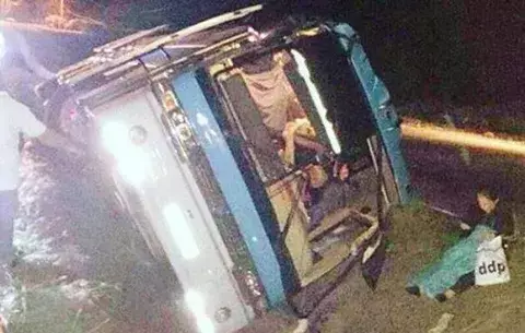 Diez heridos al volcarse bus en sector de Perequeté