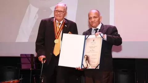 Inac premia al poeta José Franco con un cheque sin fondo