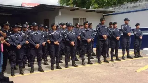 Varela anuncia aumento de salario a policías para combatir inseguridad 