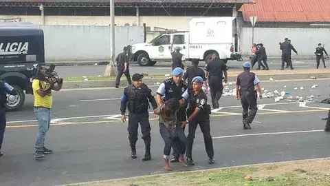 Policía detiene a 35 residentes de Curundú tras enfrentamientos