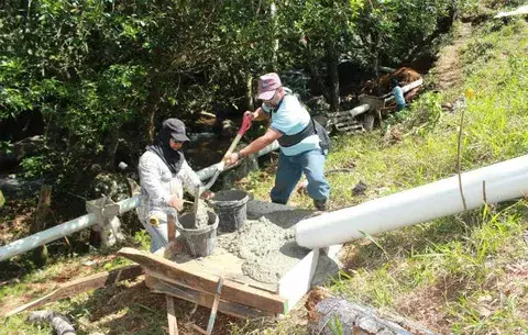 Por bajo caudal, represan quebrada La Muela en Santa Fe