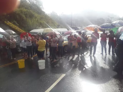 Protestan por falta de agua en escuela Río Gatún de Limón, Colón