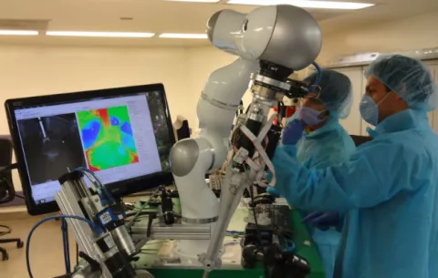 Robot sutura tejido por sí mismo