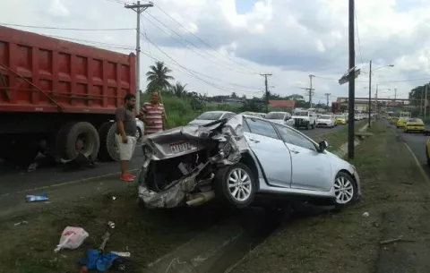 Se accidente vehículo sedán con un camión cisterna
