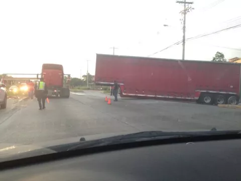 Camioneros generan caos en varias avenidas de la capital