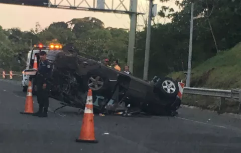 Carro se vuelca en la autopista Panamá Colón