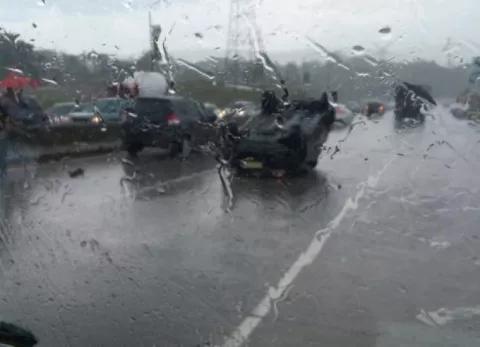 Fuertes lluvias hacen estragos en principales calles de la capital