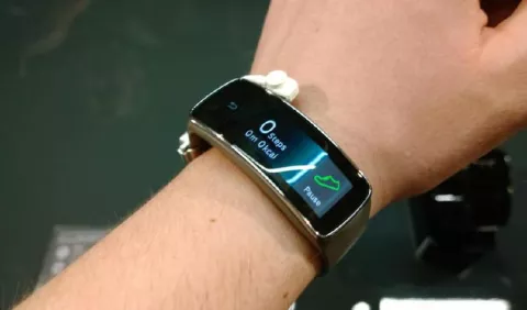 Samsung vuelve a tener la delantera: el Gear Fit2 llegó antes que Apple